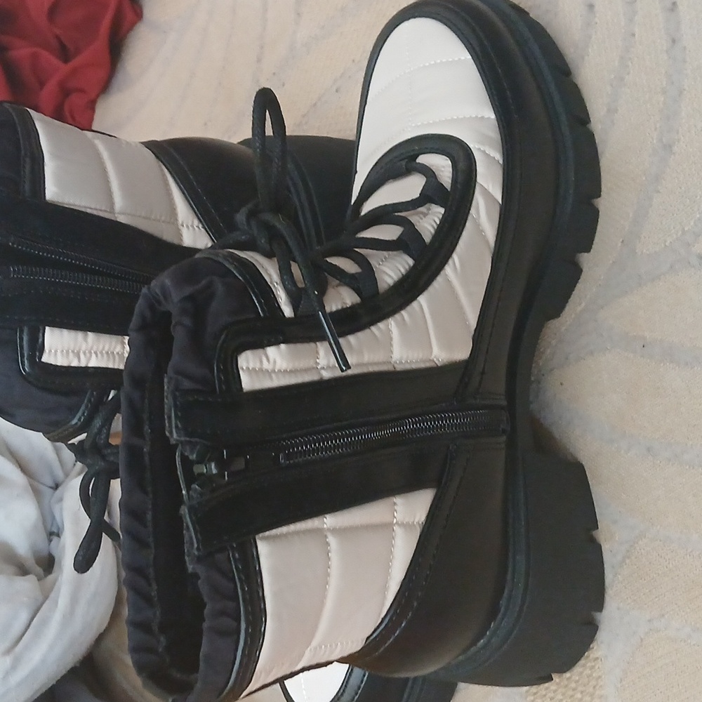 NWOT Scoop Stylish Black and White Women's Boots - Picture 3 of 5